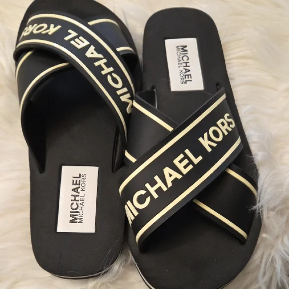 Michael Kors Black and Cream Logo Slides - Picture 3 of 4